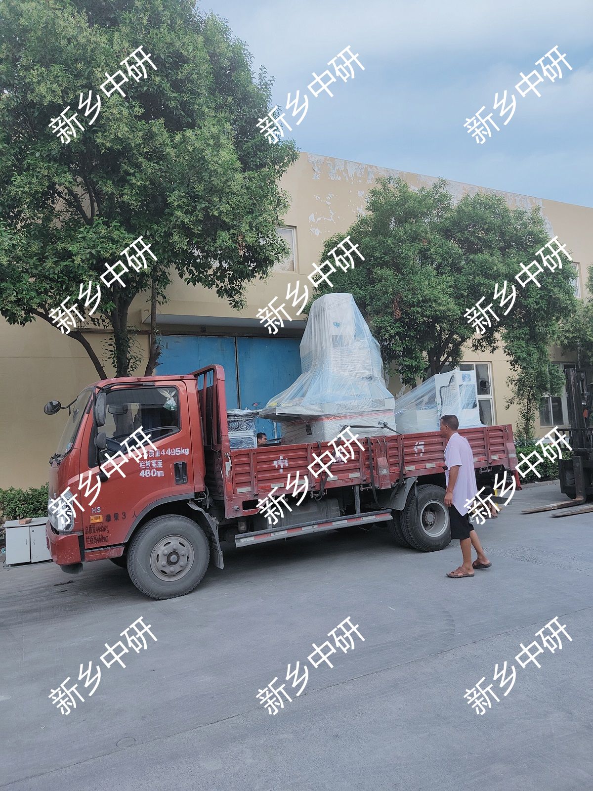 恭喜深圳王總刀片用雙端面研磨機發(fā)貨了 精度高 效率好 終身保修